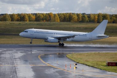 Vilnius, Litvanya - 9 Ekim 2022: Ryanair Airhub Airlines Airbus A320-232 9H-HUB VNO Vilnius Uluslararası Havaalanına indi.