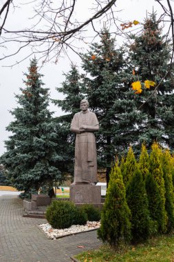 Sejny, Polonya - 16 Ekim 2022: Sejny piskoposu olan ünlü Litvanyalı şair Antanas Baranauskas 'ın Anıtı. 