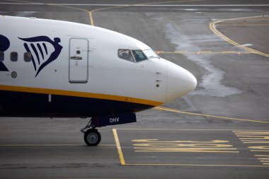 Vilnius, Litvanya - 9 Ekim 2022: Vilnius havaalanı pistinde Ryanair uçağı.