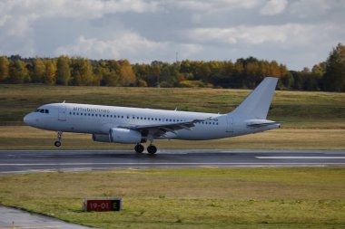Vilnius, Litvanya - 9 Ekim 2022: Ryanair Airhub Airlines Airbus A320-232 9H-HUB VNO Vilnius Uluslararası Havaalanına indi.