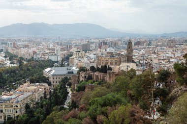 Malaga, İspanya - 17 Kasım 2024: Malaga tepeleri ve şehri, Endülüs bölgesi manzarası.