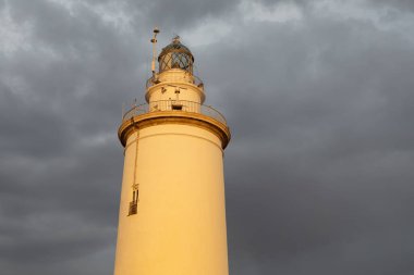Fırtınalı gökyüzü İspanya 'da Malaga deniz feneri La Farola