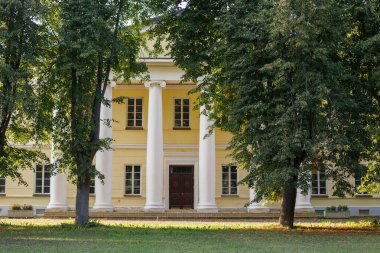 Bartkuskis, Litvanya - 3 Eylül 2023: Bartkuskis 'teki Zarif Neoklasik Malikane Lush Trees ile çevrili.