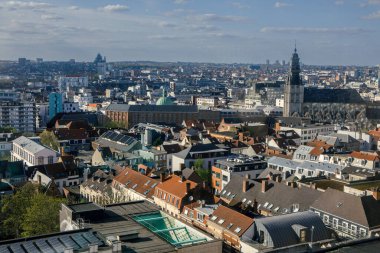 Brüksel, Belçika - 10 Nisan 2024: Brüksel şehir silueti: Tarihi binalar ve modern mimari.