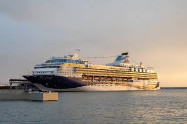 Malaga, İspanya - 17 Kasım 2024: Yolcu gemisi Marella Voyager Malaga Limanı 'nda Sunset' e yanaştı.