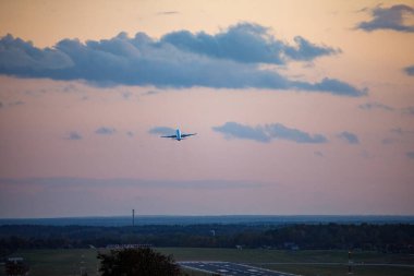 Vilnius, Litvanya - 6 Ekim 2022: Günbatımında Vilnius Havaalanı 'ndan kalkan uçak