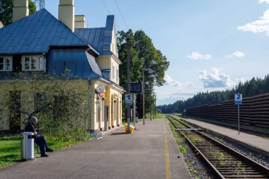 Valkininkai, Litvanya - 2 Eylül 2023: İnsanlar tarihi Valkininkai Tren İstasyonu 'nda tren bekliyor.