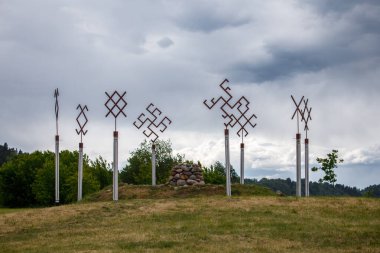 Zapyskis, Litvanya - 2 Haziran 2023: Zapyskis Etnik Baltık Sembolleri ve Anıt Alanı.