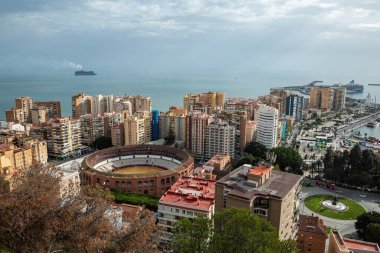Malaga, İspanya - 17 Kasım 2024: Plaza de toros de La Malagueta, Malaga 'da bir boğa güreşi, şehir mimarisi ve Akdeniz panoraması.