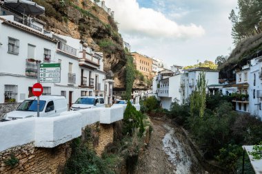 Setenil de las Bodegas, İspanya - 15 Kasım 2024: Setenil de las Bodegas 'da uçurum kenarındaki evlerle manzara.