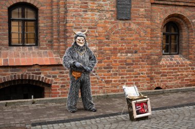 Vilnius, Litvanya - 26 Ocak 2025: Krampus kostümlü sokak sanatçısı Pilies Caddesi, Vilnius, Litvanya.