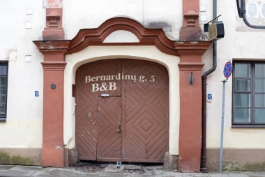 Vilnius, Litvanya - 26 Ocak 2025: Litvanya 'nın Vilnius kentinin Bernardine caddesinde tarihi ahşap yatak ve kahvaltı kapısı.