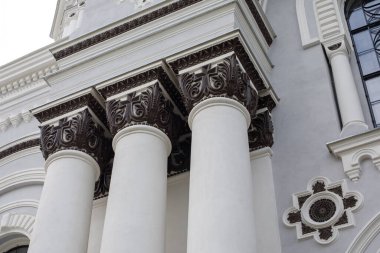 Aziz Mikail, Kaunas, Litvanya Kilisesi 'nin dekore edilmiş korint sütunlarının ve mimari detaylarının yakın çekimi.