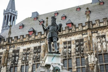 Aachen, Almanya - 11 Nisan 2024: Aachen Town Hall, Almanya 'nın önündeki Şarlman Heykeli, tarihi eser ve gotik mimari.