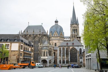 Aachen, Almanya - 11 Nisan 2024: Aachen Katedrali, Almanya, tarihi UNESCO dünya mirası gotik ve bahar aylarında Noel ilahileri mimarisi.