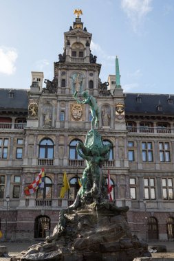 Antwerp 'in tarihi merkezi: Güneşli bir günde Brab çeşmesi ve belediye binası