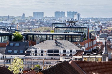 Brüksel, Belçika - 10 Nisan 2024: Çatı sanat kurulumuna sahip modern ve tarihi mimarinin yer aldığı Brüksel panoramik şehir manzarası.