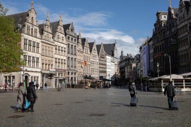 Antwerp, Belçika - 9 Nisan 2024: Antwerp Grote Markt 'ı Açık Mavi Gök Altında Tarihi Loncalar.