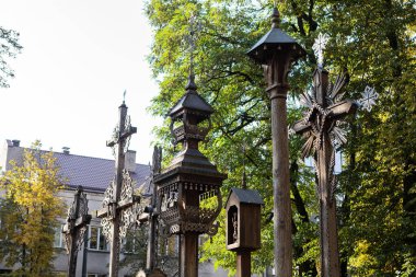 Kaunas, Litvanya - 2 Ekim 2021: Kaunas, Litvanya 'da geleneksel ahşap haçlar, baltık sanatı ve dini mirası sergileniyor