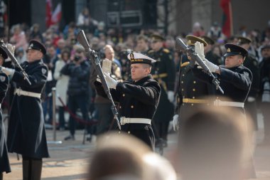 Vilnius, Litvanya - 11 Mart 2025: Litvanya Donanması, Litvanya 'nın Vilnius kentindeki Nepriklausomybes Meydanı' nda düzenlenen Bağımsızlık Günü töreninde tüfek ve süngülerle şeref kıtası