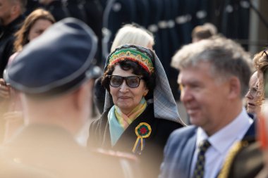 Vilnius, Litvanya - 11 Mart 2025: Litvanya ve Ukrayna bayraklı yaşlı insanlar Vilnius, Nepriklausomybes Meydanı 'ndaki Bağımsızlık Günü kutlamalarında