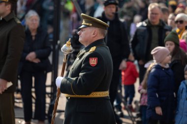 Vilnius, Litvanya - 11 Mart 2025: Litvanya 'nın Vilnius kentindeki Nepriklausomybes Meydanı' nda Bağımsızlık Günü kutlamaları sırasında törensel üniformalı Litvanya askeri subayı