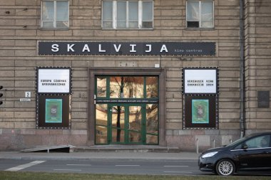 Vilnius, Litvanya - 9 Mart 2025: Vilnius, Litvanya 'daki Skalvija Sineması. Ödül duyuruları olan tarihi sanat salonu sineması..
