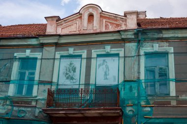 Vilnius, Litvanya - 21 Haziran 2023: Vilnius, Litvanya 'da yenilenen tarihi Yahudi kütüphane binası, soluk cephe ve koruyucu yeşil ağlarla