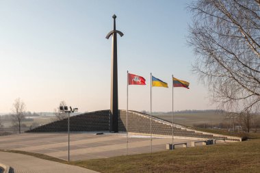 Kryzkalnis, Litvanya - 24 Şubat 2025: Krizkalnis partizan anıtı ve Litvanya ve Ukrayna bayrakları.