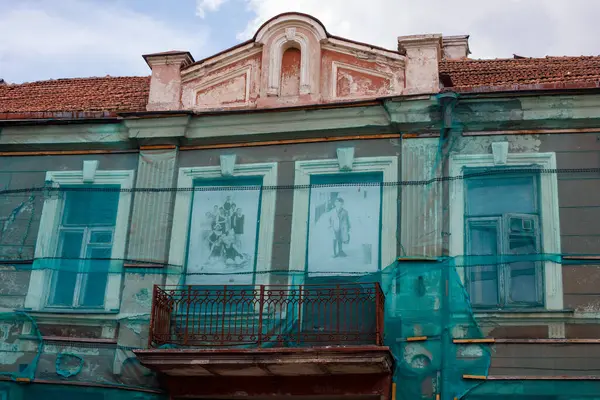 Vilnius, Litvanya - 21 Haziran 2023: Vilnius, Litvanya 'da yenilenen tarihi Yahudi kütüphane binası, soluk cephe ve koruyucu yeşil ağlarla