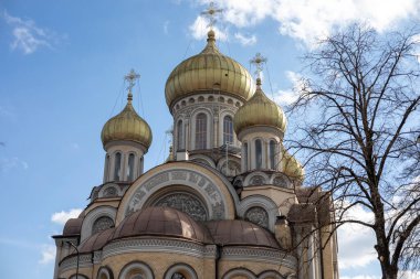 Vilnius, Litvanya 'da Mavi Gökyüzüne Karşı Altın Kubbeli Aziz Nicholas Ortodoks Kilisesi