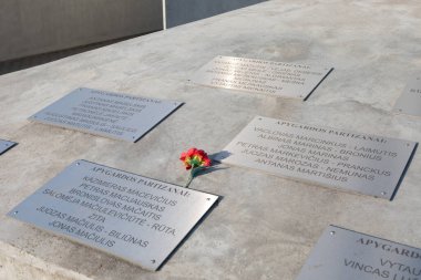 Kryzkalnis, Litvanya - 24 Şubat 2025: Litvanya 'nın Kryzkalnis Anıtı' nda Litvanya 'nın Kestutis Bölgesi partizanlarının anısına verilen plaklar