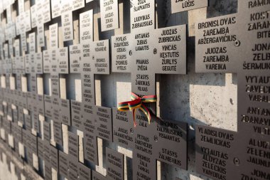 Kryzkalnis, Litvanya - 24 Şubat 2025: Kryzkalnis Anma Töreni 'nde Litvanyalı Partizanların Adlarıyla Anma Duvarı