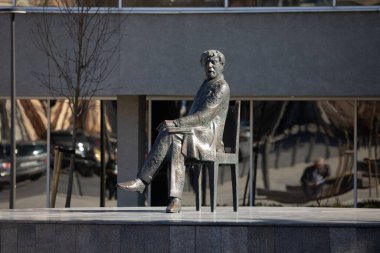 Panevezys, Litvanya - 29 Mart 2025: Juozas Miltinis Tiyatrosu 'nun kurucusu Juozas Miltinis Anıtı. Heykeltıraş R. Midvikis, 2007. 