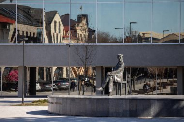 Panevezys, Litvanya - 29 Mart 2025: Juozas Miltinis Tiyatrosu 'nun kurucusu Juozas Miltinis Anıtı. Heykeltıraş R. Midvikis, 2007.
