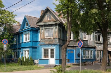 Vilnius 'un en pitoresk mahallelerinden biri olan Zverynas' taki tarihi ahşap evler. Parlak mavi boya yıpranmış ahşap, geleneksel Baltık mimarisi ve mahalle cazibesiyle çelişiyor..