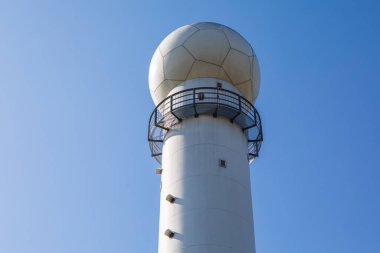 Traku Voke, Vilnius, Litvanya 'da bulunan küresel kubbeli modern meteorolojik radar kulesine yakın çekim. 