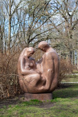 Vilnius, Litvanya - 28 Mart 2025: Granit heykel Nüfus Dairesine yakın Aile, heykeltıraş Leonas Zuklys, 1982.