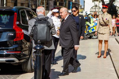 Valletta, Malta - 9 Ekim 2023: Malta Devlet Başkanı George Vella Valletta, Malta 'da düzenlenen resmi bir etkinlik sırasında askeri onur kıtası ve güvenlikle yürüyor