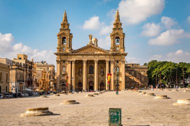 Valletta, Malta - 8 Ekim 2023: Valletta 'da Barok tarzı bir Katolik kilisesi olan Mount Carmel Kilisesi Kilisesi' nin cephesi. Kilisede korint sütunları ve iki çan kulesi olan neoklasik bir kapı bulunuyor..