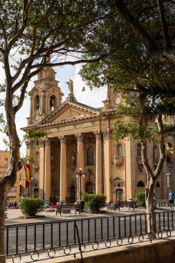 Valletta, Malta - 8 Ekim 2023: Valletta 'da Barok tarzı bir Katolik kilisesi olan Mount Carmel Kilisesi Kilisesi' nin cephesi. Kilisede korint sütunları ve iki çan kulesi olan neoklasik bir kapı bulunuyor..