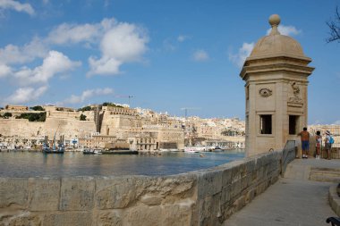 Senglea, Malta - 13 Ekim 2023: Bir göz ve kulağı sembolize eden tarihi Gardjola Gözcü Kulesi, Senglea 'nın (L-Isla) kıyısında duruyor ve Valletta Limanı boyunca panoramik bir manzara sunuyor.. 