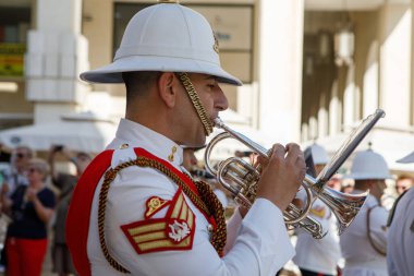 Valletta, Malta - 9 Ekim 2023: Malta Silahlı Kuvvetleri 'nin tören bandosu şehir merkezinde üniformalı bir şekilde yürüyüş yapıyor..
