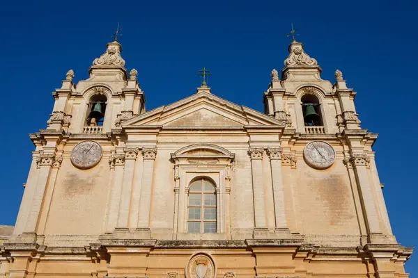 Aziz Paul Katedrali 'nin Büyük Barok cephesi, Malta' nın Mdina şehrinin kalbinde yer almaktadır.