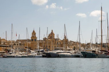 Kalkara, Malta - 13 Ekim 2023: Yatlar Kalkara Marina 'da demirli, arka planda tarihi üç şehir ve kiliseleri var..