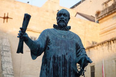 Valletta, Malta - 7 Ekim 2023: Büyük Üstat Jean de Valette 'in yıpranmış bronz heykeli Valletta' da önemli bir meydanda duruyor.