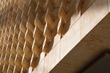 Malta Parlamentosu binasının çarpıcı modern cephesinde, dinamik gölgeler oluşturan geometrik taş paneller, Valletta, Malta