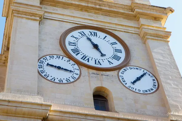 St. John Katedrali 'nin alışılmadık saat kulesinde zaman, gün ve tarih olarak Malta Valletta,