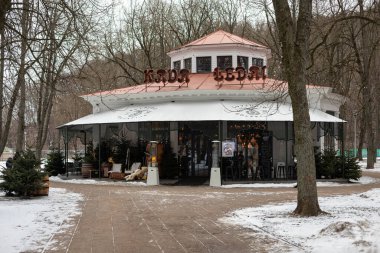 Vilnius, Litvanya - 10 Şubat 2024: Sereikiskes Park 'ta mevsimlik rahat bir kafe bulunmaktadır. Bir zamanlar eski bir büfe olan yapı, şimdi kahve ve dondurma servisi yapıyor..