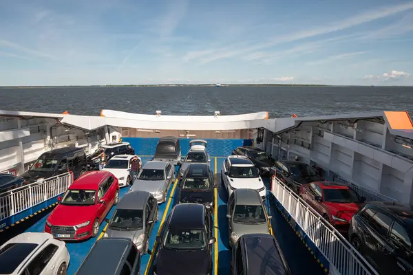 Estonya - 21 Haziran 2024: Vainameri Denizi 'nden geçerek ana kara Estonya' yı Muhu ve Saaremaa adalarına bağlayan Virtsu-Kuivastu feribotuna araçlar park edilmiştir..
